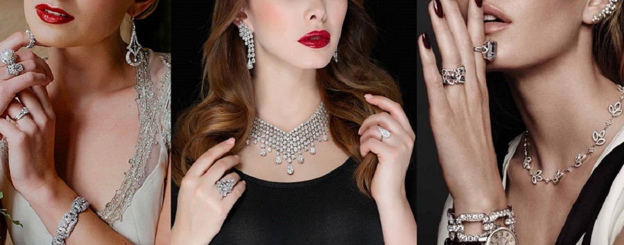 Which type of benefits do visitors get while shopping online for ethnic jewelery?