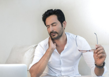 The Signs That You Should See A Neck Injury Doctor